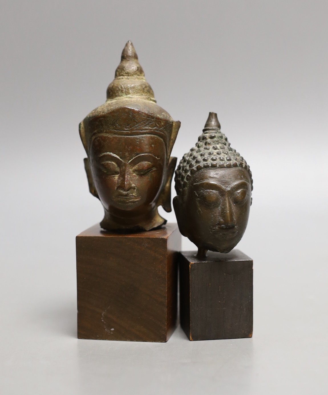 Two early Thai bronze heads of Buddha, tallest 14cm